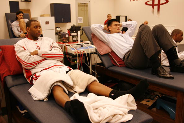 架抬出球场 架抬出球场